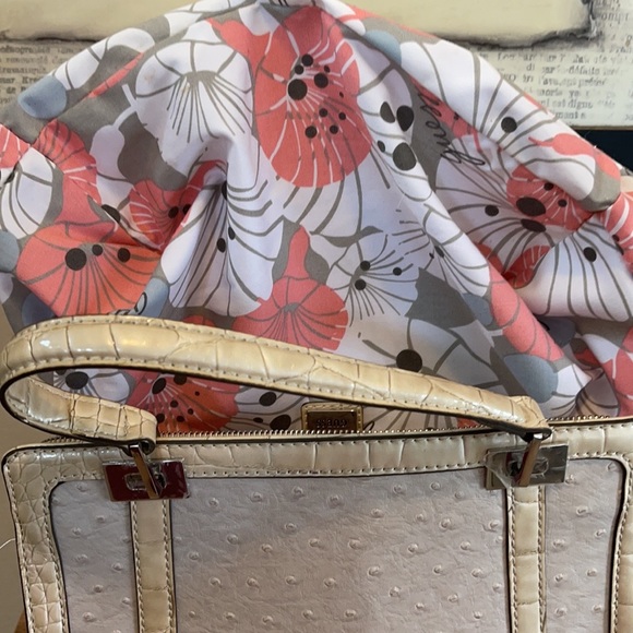 Guess - Picture 13 of 14